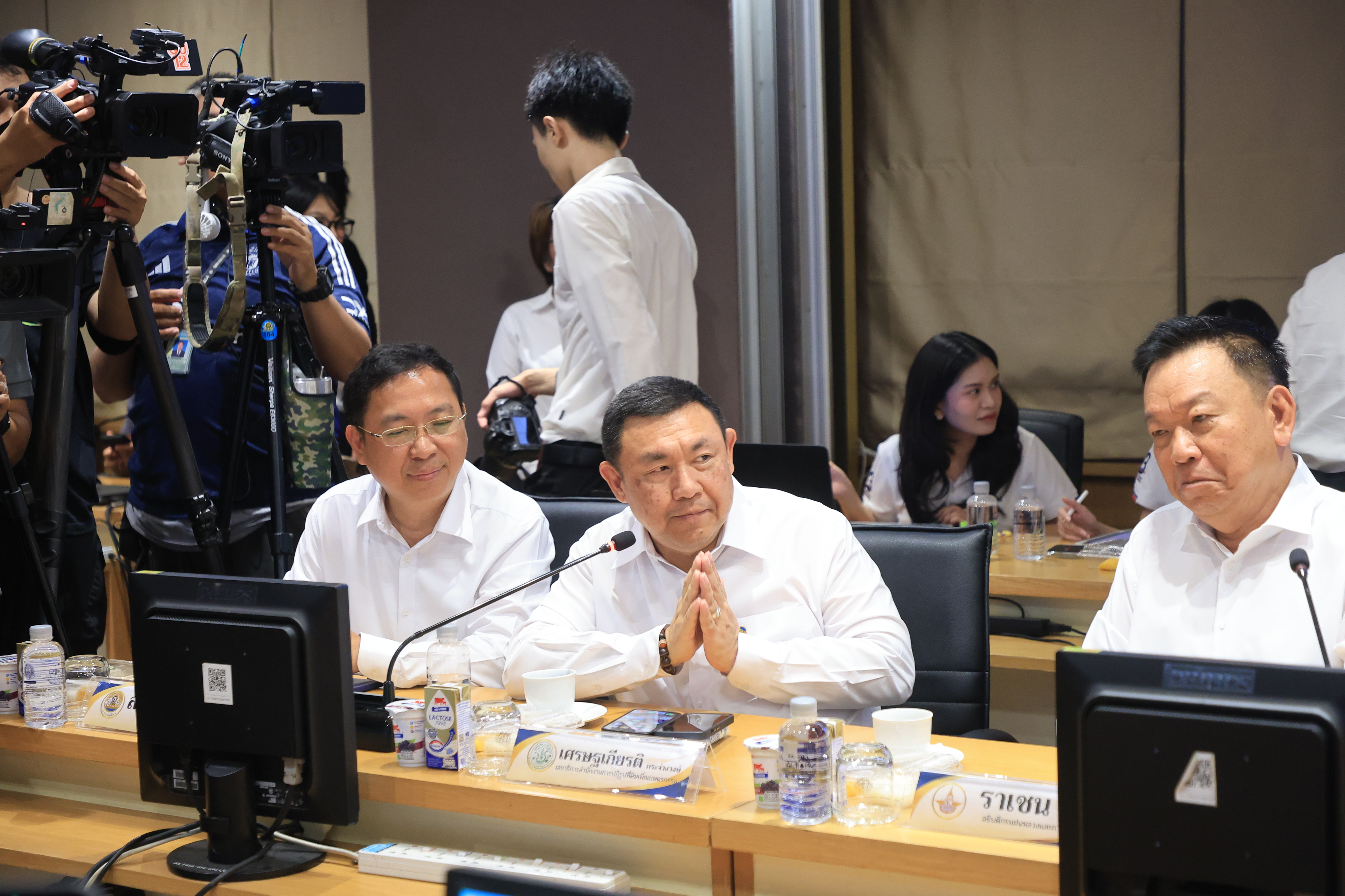 title - เลขาธิการ ส.ป.ก. ร่วมการประชุมผู้บริหารระดับสูงของกระทรวงเกษตรและสหกรณ์ รับมอบนโยบาย รมว.กษ. 5 ด้าน เน้นการทำงานเชิงรุก ลดขั้นตอน เร่งการนำเทคโนโลยีดิจิทัลมาช่วยในการทำงาน ผลักดัน 6 เรื่องเร่งด่วน ต้องเห็นผลที่เป็นรูปธรรม ชูแนวคิดหลัก “เกษตรนวัตกรรม เพื่อความยั่งยืนเกษตรกรไทย” 